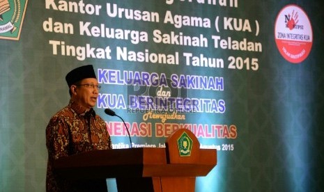 Menag Lukman Hakim Saifuddin memberikan sambutan pada acara penganugrahan kantor urusan agama (KUA) dan keluarga sakinah teladan tingkat Nasional 2015 Di Jakarta, Selasa (18/8). 