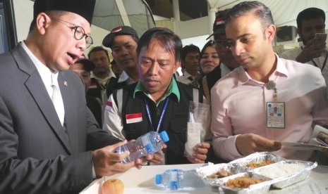 Menag Lukman Hakim Saifuddin mengecek katering jamaah haji di Bandara Internaisonal King Abdul Aziz Jeddah, Ahad (20/8) malam