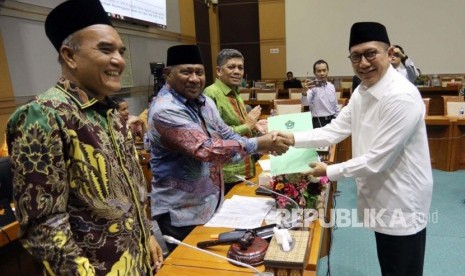 Menag Lukman Hakim Saifuddin menyerahkan usulan anggota Panja BPIH Kemenag kepada Ketua Komisi VIII DPR RI Ali Taher.