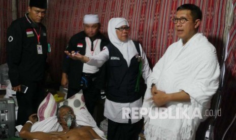 Menag Lukman Hakim Saifuddin tinjau fasilitas Klinik Kesehatan Haji Indonesia (KKHI) di Arafah, Sabtu (10/9). (Republika/Amin Madani)