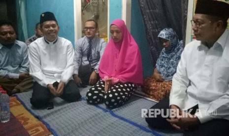 Menag Lukman Hakim Saifudin dan Ketua DPD Parta Golkar Jabar Dedi Mulayadi mengunjungi rumah duka Zoya