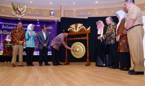 Menag memukul gong tanda dibukanya International Conference on Islamic Studies 2018 di Kampus Univ. Muhamadiyah Jakarta, Tansel.