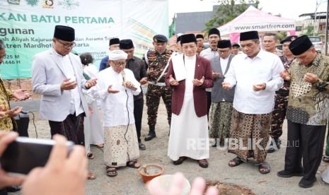 Menag Nasaruddin Umar memberikan arahan dan mauidzoh hasanah pada acara Peringatan Isra Mikraj Nabi Muhammad SAW, Harlah NU Ke-102, Puncak Milad Ke-20 Mardhotillah, Haul Ke-9 Ummi Hj. Atikah Saadah binti KH. Moh. Sholeh dan Peletakan Batu Pertama Pembangunan Gedung Madrasah Aliyah Kejuruan (MAK) dan Asrama Putra Putri Pondok Pesantren Mardhotillah, di Jakarta, Ahad, (26/01/2025). Menteri Agama RI Prof Dr KH Nasaruddin Umar MA menyampaikan bahwa Pondok Pesantren dan para Kyai banyak berkontribusi terhadap pembangunan bangsa. Pondok Pesantren banyak melahirkan tokoh-tokoh nasional yang bereputasi hingga internasional.