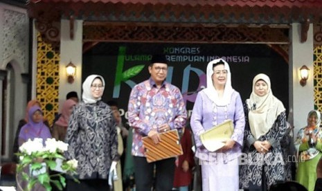  Menag RI, Lukman Hakim Saifuddin didampingi Wakil Ketua DPD RI, GKR Hemas menutup Kongres Ulama Perempuan Indonesia di Pondok Pesantren Kebon Jambu Al Islamy, Babakan Ciwaringin, Kabupaten Cirebon, Kamis (27/4). 