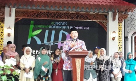  Menag RI, Lukman Hakim Saifuddin  menutup Kongres Ulama Perempuan Indonesia di Pondok Pesantren Kebon Jambu Al Islamy, Babakan Ciwaringin, Kabupaten Cirebon, Kamis (27/4). 