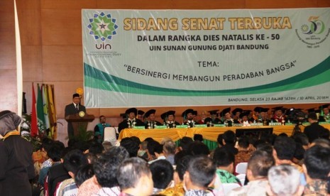 Menag sampaikan orasi ilmiah pada Sidang Senat Terbuka Dies Natalis UIN Sunan Gunung Djati di Bandung. 