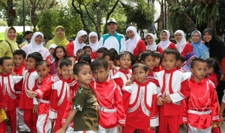 Menag Suryadharma Ali memberikan bingkisan kepada anak anak yatim piatu dan anak berkebutuhan khusus dalam Tasyakuran HAN (23/8/2012) di Kantor Kemenag.