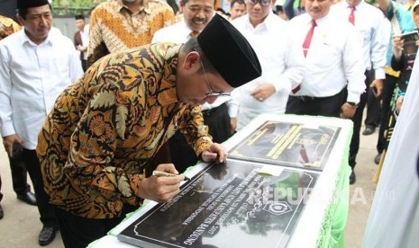 Menag tandatangani prasasti peresmian Pelayanan Haji Satu Atap di Kankemenag Kab Karawang