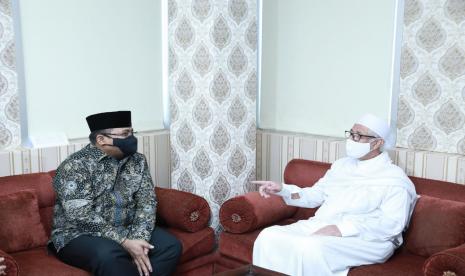 Menag Yaqut Cholil Qoumas mencium tangan Ketua Umum Rabithah Alawiyah Habib Zen Umar Smith