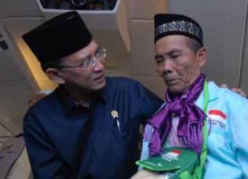 MENAG LEPAS CALHAJ. Menteri Agama Suryadharma Ali (kiri) berbincang dengan calon haji tertua, Abdul Wahid (89) asal Lamongan saat melepas kelompok terbang (kloter) 36 di Bandara Internasional Juanda, Surabaya, Senin (25/10). 