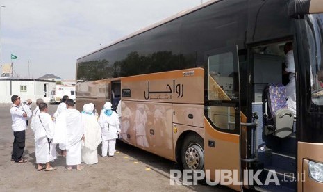 Menaiki bis menuju Makkah untuk berumrah