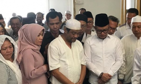 Menaker Hanif Dhakiri melayat ke rumah Said Iqbal.