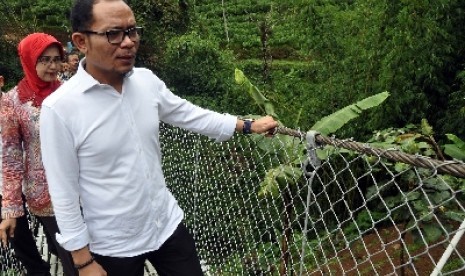 Menaker Hanif Dhakiri meresmikan jembatan gantung di Desa Slukatan, Mojotengah, Wonsosobo, Kamis (15/1).