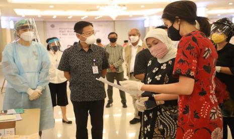 Menaker Ida beserta James Riady selaku pendiri RS Siloam Hospitals yang menyaksikan penandatanganan kerja sama antara Direktur Kelembagaan Kerja sama Hubungan Industrial (KKHI) Kemnaker, Aswansyah dengan Wakil Dirut Siloam Internasional Hospitals, Caroline Riady.