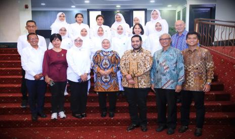 Menaker Ida Fauziah bersama para perawat yang akan bekerja di Singapura.