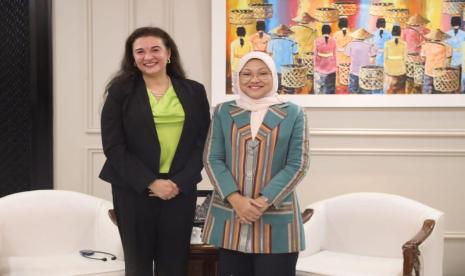 Menaker Ida Fauziyah (kanan) dan Direktur  ILO untuk Indonesia dan Timor Leste Simrin Singh dalam pertemuan di Kantor Kemnaker Jakarta, Kamis (22/2/2024). 