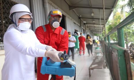 Menaker Ida Fauziyah secara simbolis melakukan penyemprotan desinfektan di sebuah perusahaan di Kawasan Berikat Nusantara (KBN), Jakarta Timur, Kamis (26/3/2020).