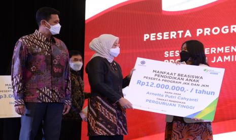 Menaker Serahkan Beasiswa untuk Anak Peserta BP Jamsostek