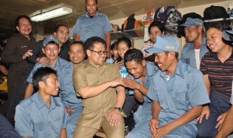 Menakertrans Muhaimin Iskandar bersama para calon transmigrasi 