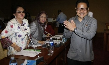  Menakertrans Muhaimin Iskandar (kanan) saat tiba untuk menghadiri rapat kerja dengan Komisi IX DPR membahas rencana kerja dan anggaran, serta kebijakan Kemenakertrans tahun 2013 di Gedung Parlemen DPR, Senayan, Jakarta, Selasa (18/9).