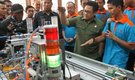  Menakertrans Muhaimin Iskandar (tengah) mendapatkan penjelasan dari siswa Pelatihan kejuruan Elektronik saat meninjau Balai Besar Pengembangan Latihan Kerja Luar Negeri (BBPLKLN)