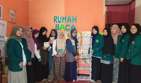 Menambah ilmu dengan membaca di Rumah Baca Rumah Zakat.