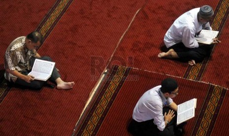   Jamaah masjid membaca Alquran usai shalat dhuhur berjamaah di Masjid Istiqlal, Jakarta, Rabu (2/7).   (Republika/ Wihdan)