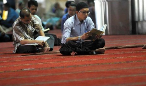   Jamaah masjid membaca Alquran usai shalat dhuhur berjamaah di Masjid Istiqlal, Jakarta, Rabu (2/7).   (Republika/ Wihdan)