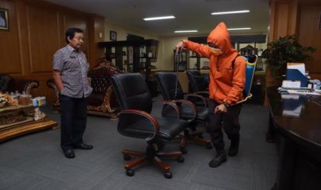 Menanggapi pandemi Covid-19, Tim Gugus Tugas Percepatan Penanganan Covid-19 (Virus Corona) Bangka Belitung (Babel) melakukan disinfeksi di Kantor Gubernur Kep. Bangka Belitung, Jumat (20/3).