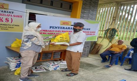 Menanggapi pandemi Covid-19 yang masih melanda Indonesia sampai saat ini, Serikat Petani Kelapa Sawit Indonesia (SPKS) pada peringatan Hari Tani Nasional 2021 menyalurkan paket bantuan darurat kepada sekitar 1.600 petani sawit kecil di 14 kabupaten sentral sawit di Indonesia. 