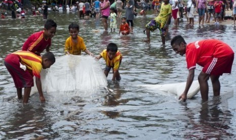 Menangkap ikan dalam budaya Sasi di Maluku.