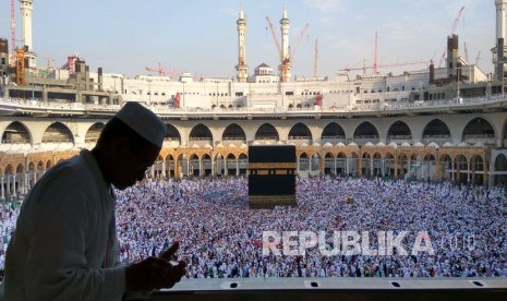 Menanti saat pulang kembali ke Tanah Air, jamaah haji Indonesia menghabiskan waktu untuk beribadah di Masjidil Haram, Sabtu (18/9). (Republika/Amin Madani)