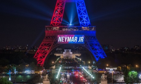 Menara Eiffel bertuliskan Neymar Jr pada Sabtu (5/8).