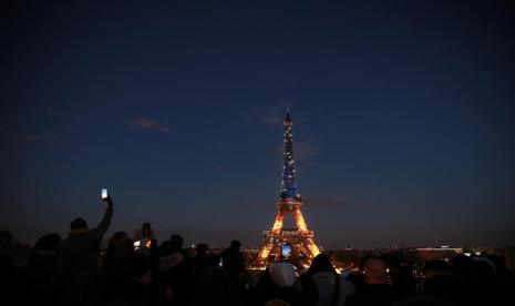 Menara Eiffel di Paris, Prancis pada Jumat (25/2/2022) malam waktu setempat memperlihatkan solidaritas untuk Ukraina dengan menyalakan lampu biru dan kuning.