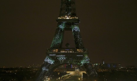 Menara Eiffel dihiasi lampu berwarna hijau. Rabu (31/5) lampu menara ini dimatikan untuk menghormati korban bom Kabul. (Ilustrasi)