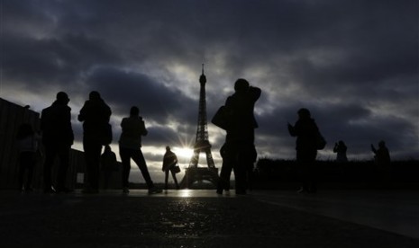  Menara Eiffel ditutup pada hari pertama berkabung nasional di Paris, Ahad (15/11).  (AP/Amr Nabil)