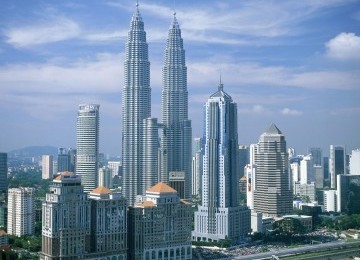 Menara kembar Petronas dan gedung-gedung bertingkat di Kuala Lumpur