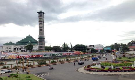 Masjid Al-Furqon kota Bandarlampung. Menanggapi keluhan pengguna jalan terkait penyekatan jalan dalam kota pada masa penerapan Pemberlakuan Pembatasan Kegiatan Masyarakat (PPKM) darurat, Polresta Bandar Lampung menyatakan tujuannya untuk membatasi mobilitas aktivitas masyarakat selama masa PPKM darurat.