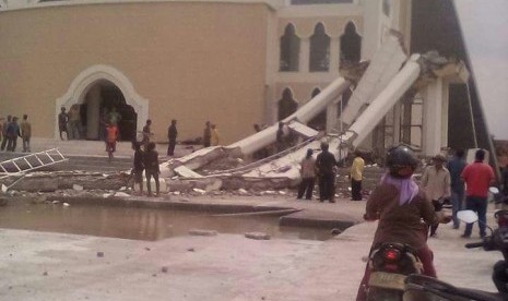 Menara Masjid Al Jabbar di Desa/Kecamatan Plumbon, Kabupaten Cirebon tiba-tiba roboh, Kamis (29/12) sekitar pukul 13.15 WIB. Tidak ada korban jiwa dalam peristiwa tersebut.