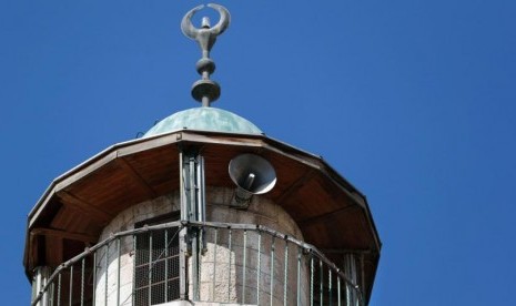 Menara masjid tempat adzan berkumandang