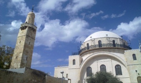 Menara Masjid Umar bin Khatab (kiri) di Yerusalem, Palestina.