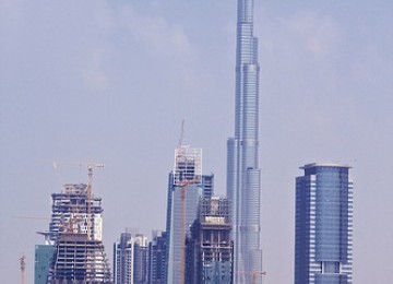 Menara tertinggi di dunia, Burj Khalifa di Dubai.