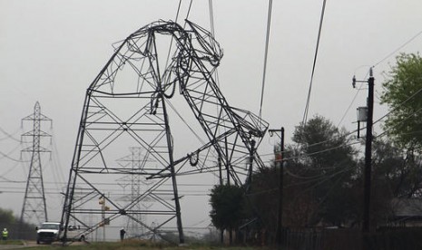 Menara transmisi CPS Energy yang bengkok akibat diterjang dua tornado di San Antonio, Texas, AS, Senin, 20 Februari 2017.