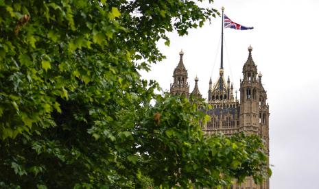 Menara Victoria menonjol di Westminster, London, Senin, 6 Juni 2022. Otoritas kesehatan Inggris menyarankan isolasi mandiri bagi penderita cacar monyet. Langkah ini diambil untuk mencegah penularan lebih lanjut di seluruh komunitas.