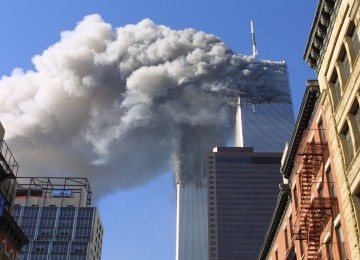 Menara WTC saat ditabrak pesawat, 11 September 2001