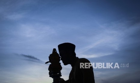  Lembaga Falakiyah NU Perkirakan Hilal akan Terlihat Besok. Foto:  Mencari Hilal/Ilustrasi