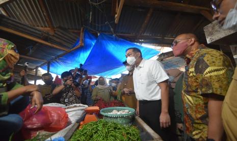 Mendag M Lutfi saat berkunjung ke Pasar Bawah Bukittinggi, Senin (5/4)