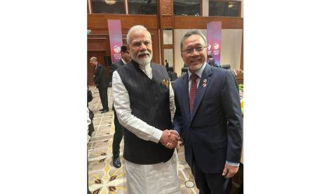 Mendag Zulkifli Hasan bersalaman dengan PM India Narendra Modi