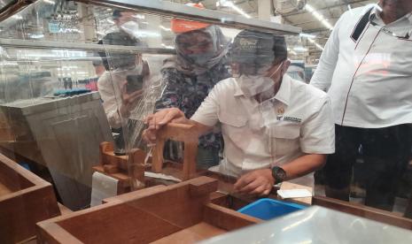 Mendag Zulkifli Hasan melakukan pertemuan dengan petani tembakau dan pelaku industri rokok di Kudus, Jawa Tengah pada Rabu (28/9). Mendag menyampaikan, pemerintah akan memastikan kelancaran pasokan bahan baku untuk industri rokok agar tetap berkembang dan maju dengan mempertemukan petani dengan industri.