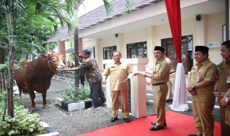 Mendagri Muhammad Tito Karnavian menyerahkan secara simbolis hewan kurban dari jajaran Kemendagri.